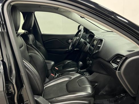 Used 2019 Jeep Cherokee Latitude Plus FWD image 33