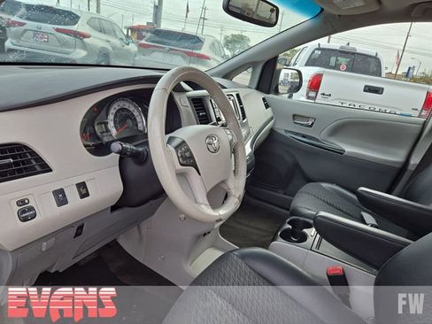 Used 2014 Toyota Sienna SE image 17