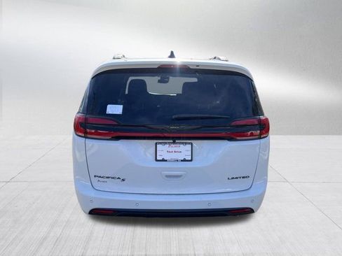 New 2026 Chrysler Pacifica Limited image 6