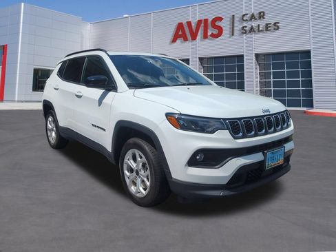 Used 2025 Jeep Compass Latitude w/ Sun & Sound Group AWD/4WD image 3