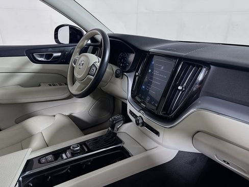 Used 2019 Volvo XC60 T5 Momentum w/ Multimedia Package AWD/4WD image 29