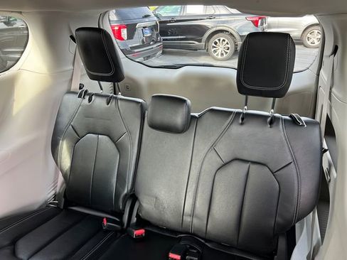 Used 2022 Chrysler Pacifica Touring-L FWD image 25