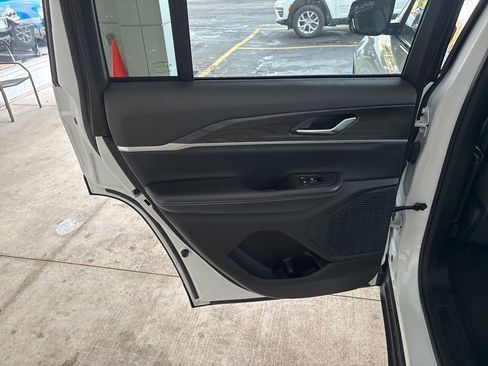 Used 2023 Jeep Grand Cherokee Limited image 20