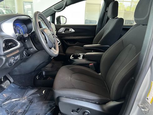 Used 2023 Chrysler Pacifica Touring FWD image 12