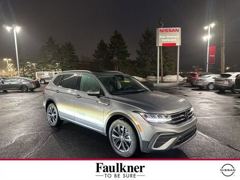 Used 2024 Volkswagen Tiguan SE w/ Panoramic Sunroof Package image 1