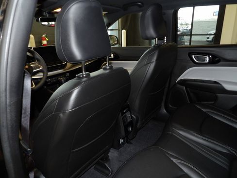 Used 2025 Jeep Compass Limited image 21