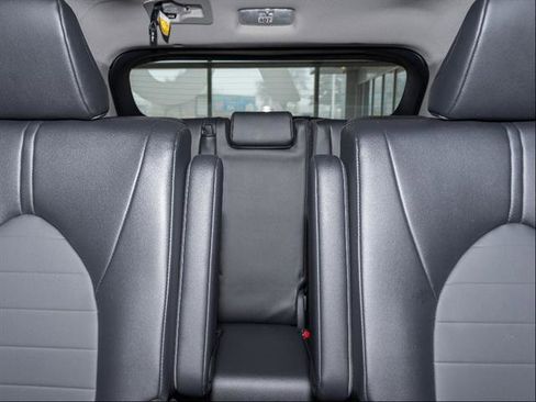 Used 2025 Toyota Highlander XLE image 21