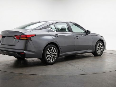 Used 2025 Nissan Altima 2.5 SV FWD image 9