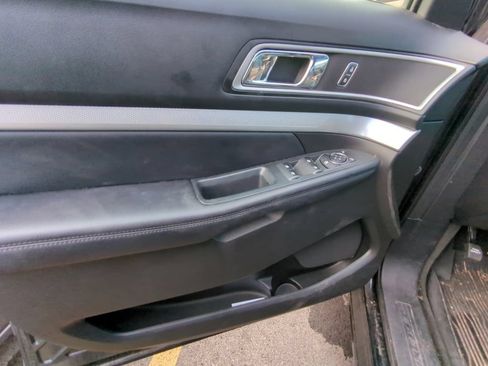 Used 2017 Ford Explorer XLT w/ Equipment Group 202A FWD image 8