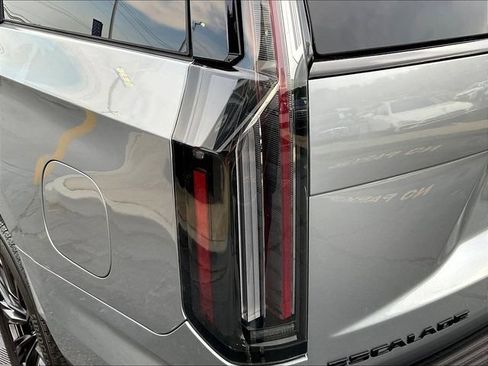 Used 2024 Cadillac Escalade ESV Premium Luxury AWD/4WD image 20