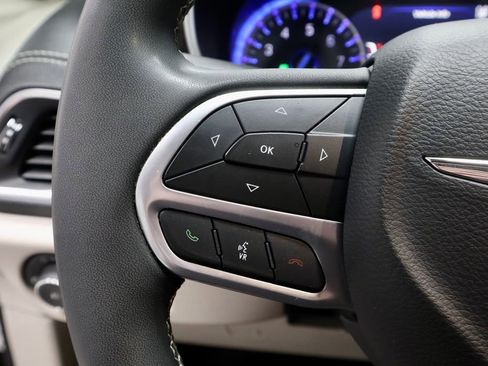 Used 2023 Chrysler Pacifica Limited FWD image 29