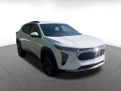 Used 2025 Chevrolet Trax LT w/ LT Convenience Package image 3