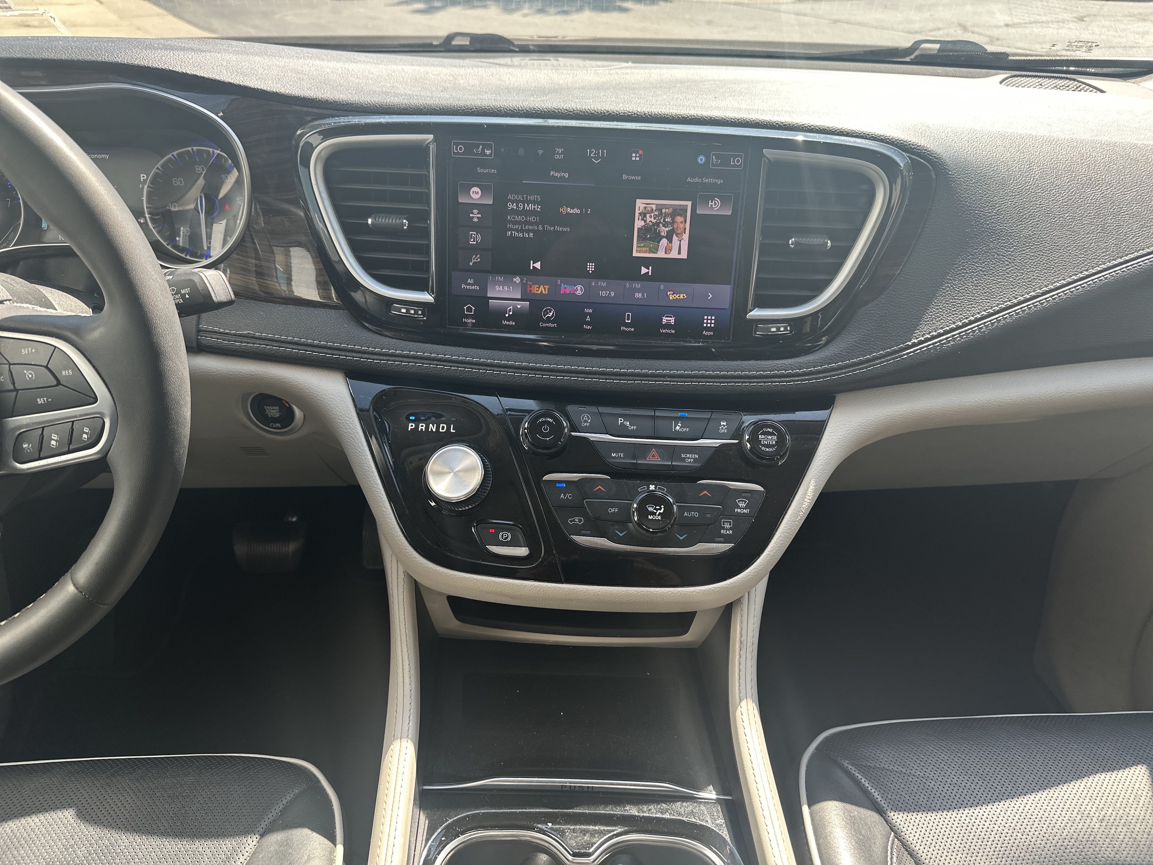 Used 2023 Chrysler Pacifica Limited FWD image 21