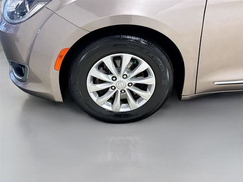 Used 2017 Chrysler Pacifica Touring-L image 30