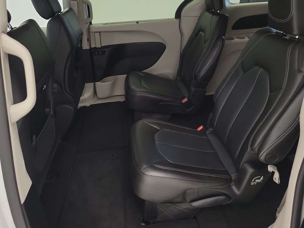 Used 2023 Chrysler Pacifica Touring-L FWD image 23