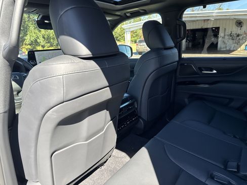 Used 2025 Lexus LX 600 4WD w/ Premium Package image 26