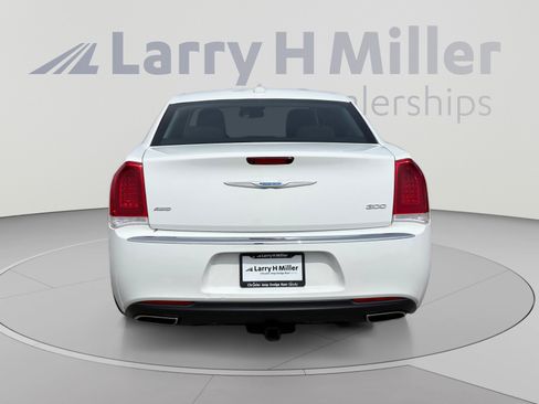 Used 2021 Chrysler 300 Touring w/ Driver Convenience Group AWD/4WD image 4