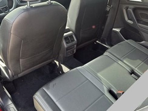 Used 2021 Volkswagen Tiguan SE w/ Panoramic Sunroof Package image 7