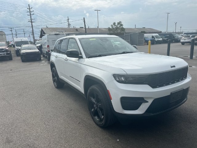 Used 2023 Jeep Grand Cherokee Altitude AWD/4WD image 11