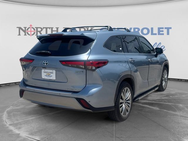 Used 2022 Toyota Highlander Platinum FWD image 3
