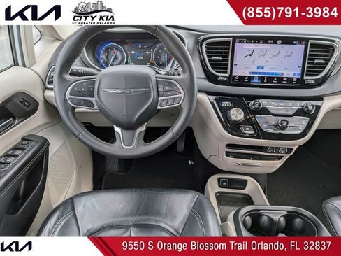 Used 2022 Chrysler Pacifica Touring-L w/ Uconnect Theater Family Group FWD image 19