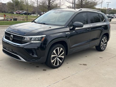 Certified 2023 Volkswagen Taos SE w/ Panoramic Sunroof Package image 5