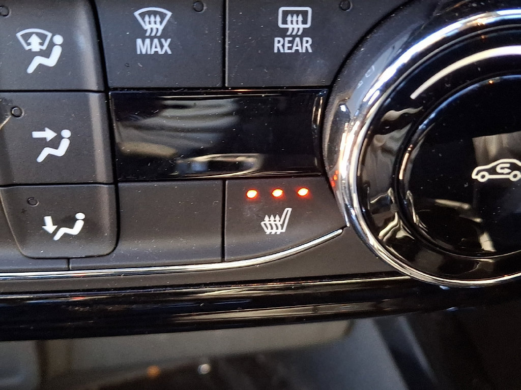 Used 2024 Chevrolet Trax RS w/ Sunroof Package FWD image 30