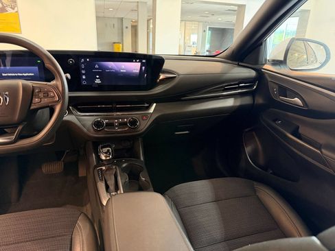 Used 2025 Buick Envista Preferred FWD image 33