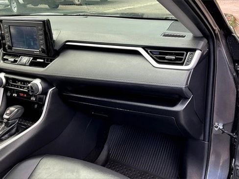 Used 2021 Toyota RAV4 XLE Premium image 31