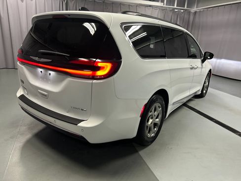 Used 2023 Chrysler Pacifica Limited FWD image 7