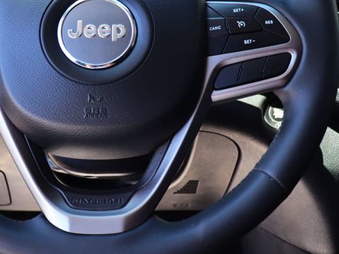 Used 2021 Jeep Cherokee Latitude Lux w/ Comfort/Convenience Group AWD/4WD image 59