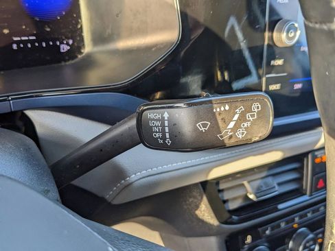 Certified 2024 Volkswagen Taos SE image 30