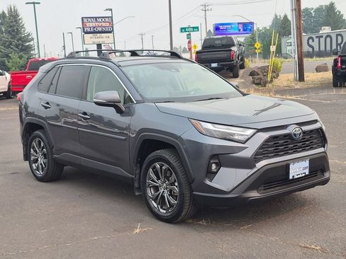 Used 2022 Toyota RAV4 XLE Premium AWD/4WD image 7