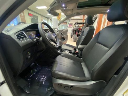 Used 2023 Volkswagen Tiguan SE w/ Panoramic Sunroof Package image 27