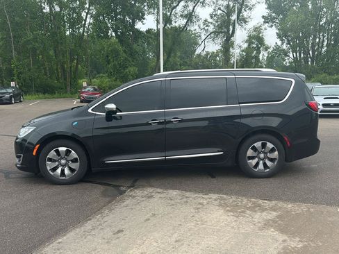 Used 2018 Chrysler Pacifica Limited FWD image 2