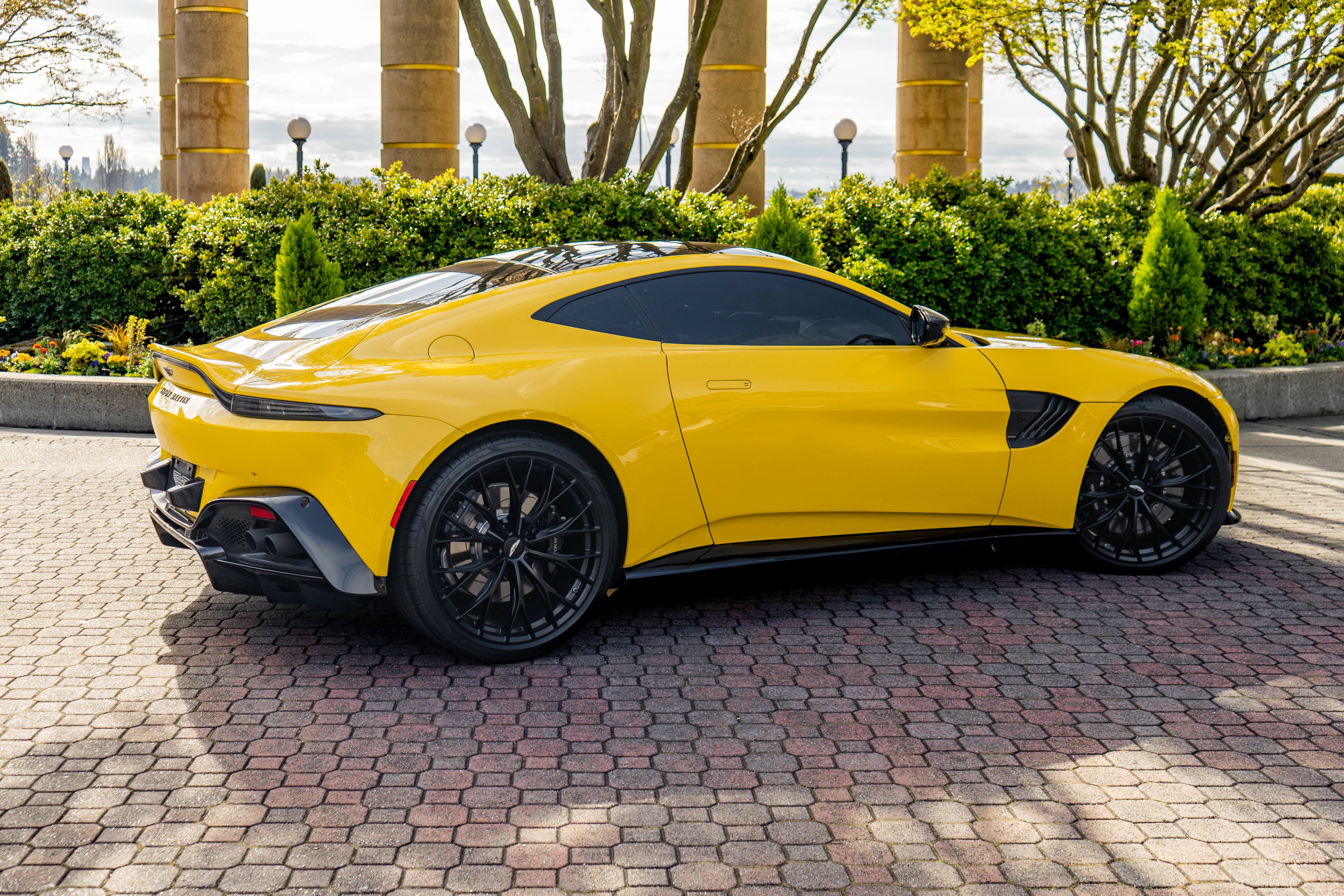 Used 2023 Aston Martin V8 Vantage Coupe RWD image 37