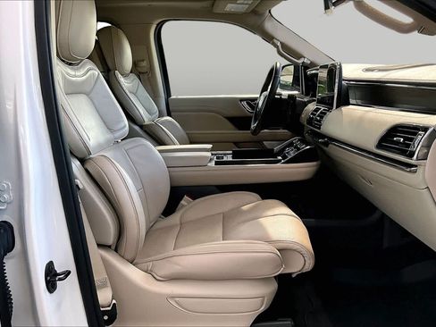 Used 2018 Lincoln Navigator Reserve w/ Technology Package AWD/4WD image 9