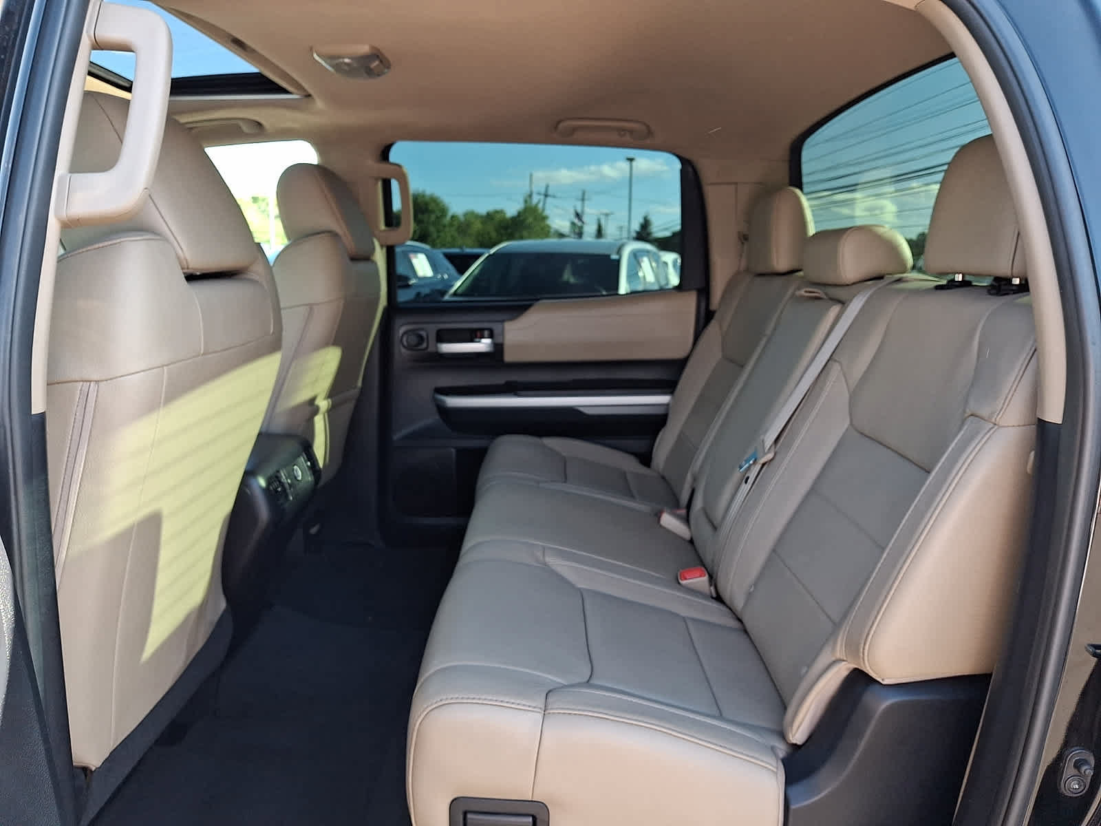 Used 2015 Toyota Tundra Limited w/ Limited Premium Package RWD image 11