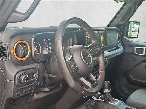 Used 2024 Jeep Gladiator Mojave AWD/4WD image 9