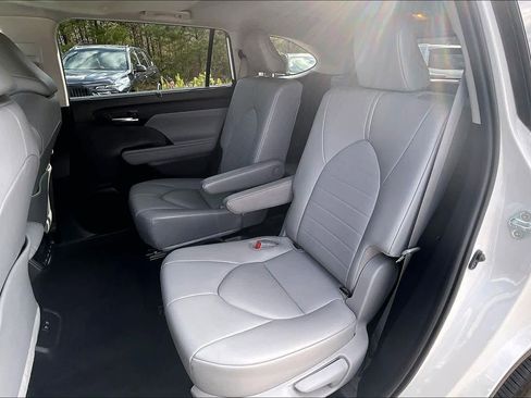 Used 2021 Toyota Highlander XLE image 22