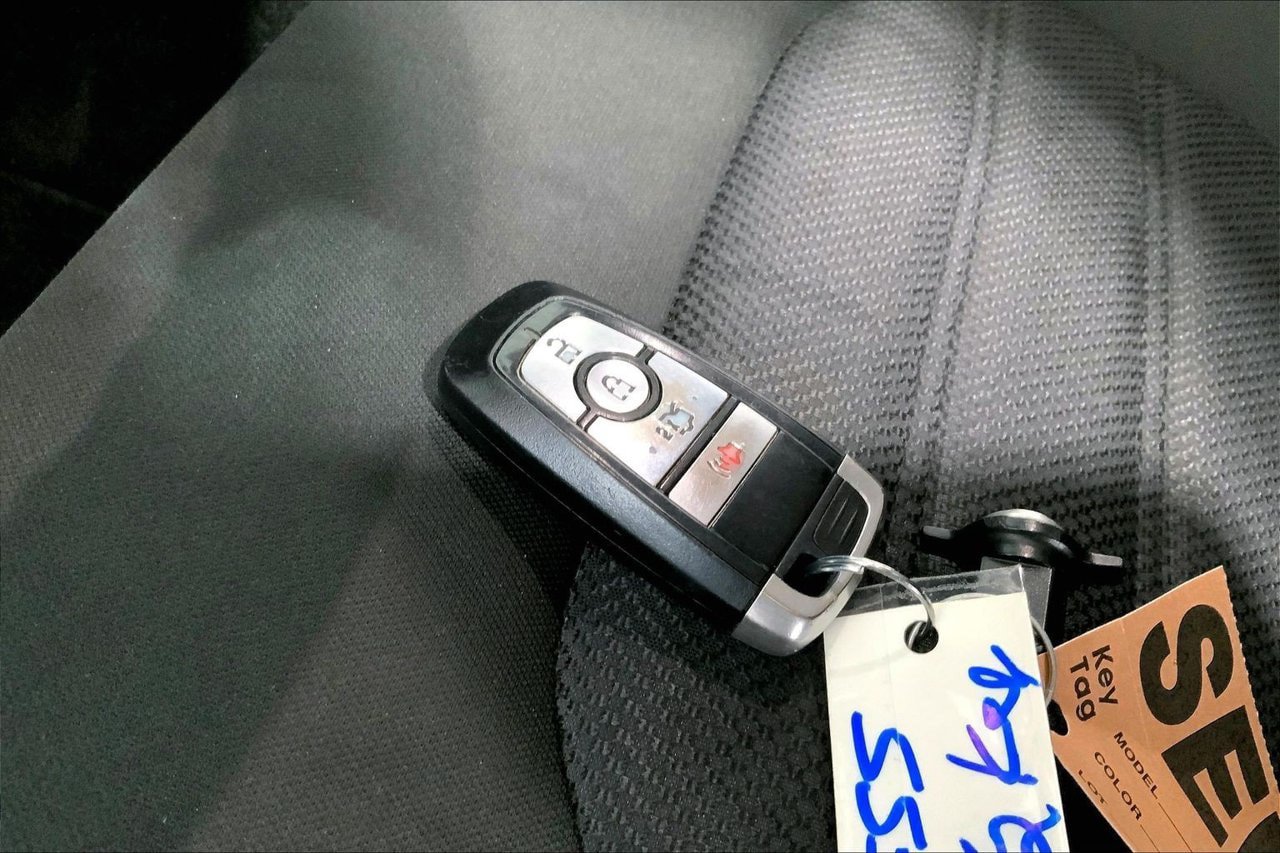 Used 2019 Ford Fusion SE FWD image 19