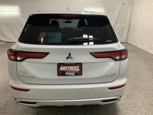 Used 2025 Mitsubishi Outlander 4WD Plug-In Hybrid image 6