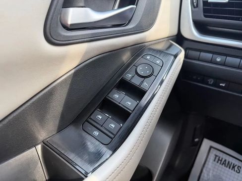 Used 2025 Nissan Rogue SV FWD image 13