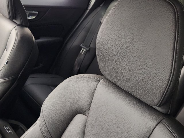 Certified 2026 Volvo V60 B5 Cross Country Plus w/ Protection Package Premier AWD/4WD image 14