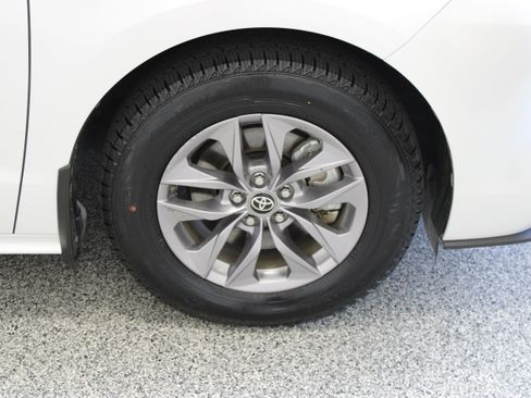 Used 2025 Toyota Sienna XLE FWD image 5