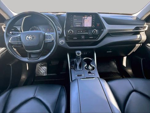 Used 2022 Toyota Highlander XLE FWD image 15