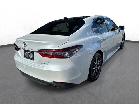 Used 2022 Toyota Camry XLE FWD image 3