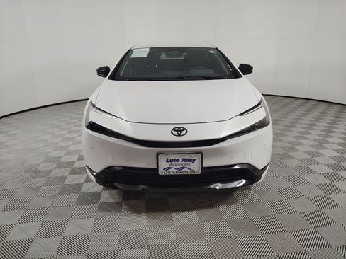 Used 2025 Toyota Prius XLE image 6
