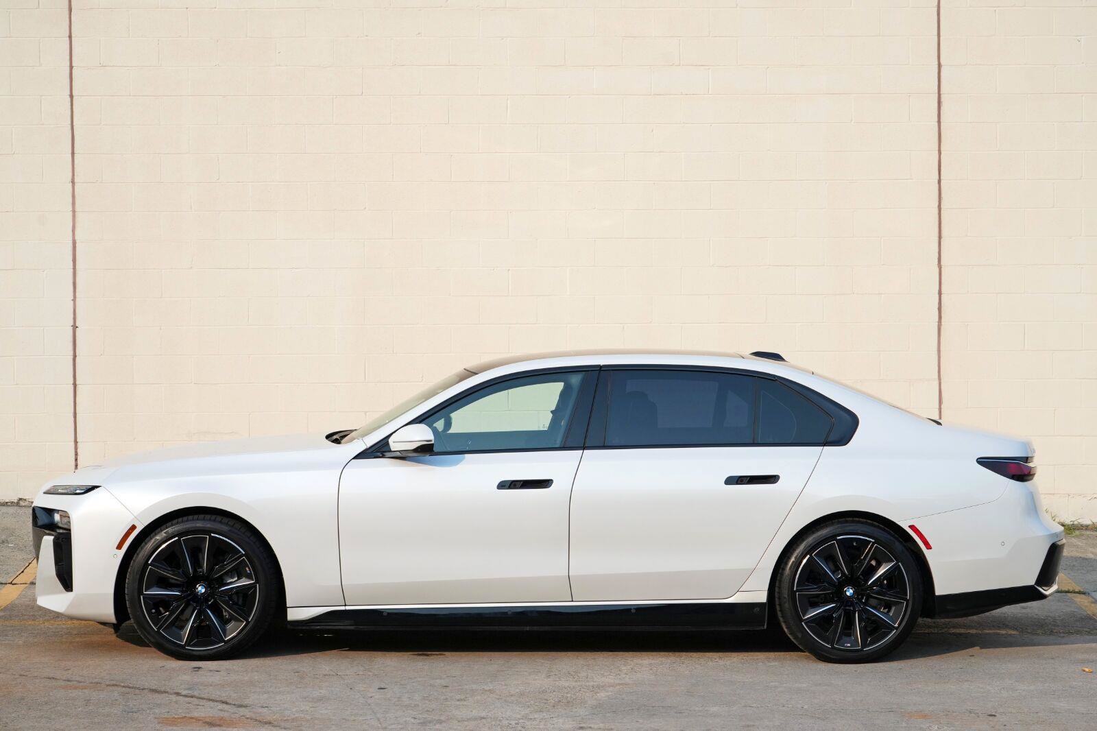 Used 2023 BMW i7 xDrive60 w/ Executive Package 2 AWD/4WD image 63