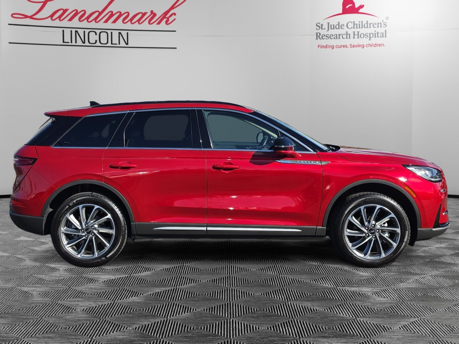 Certified 2025 Lincoln Corsair AWD w/ Equipment Group 101A image 6